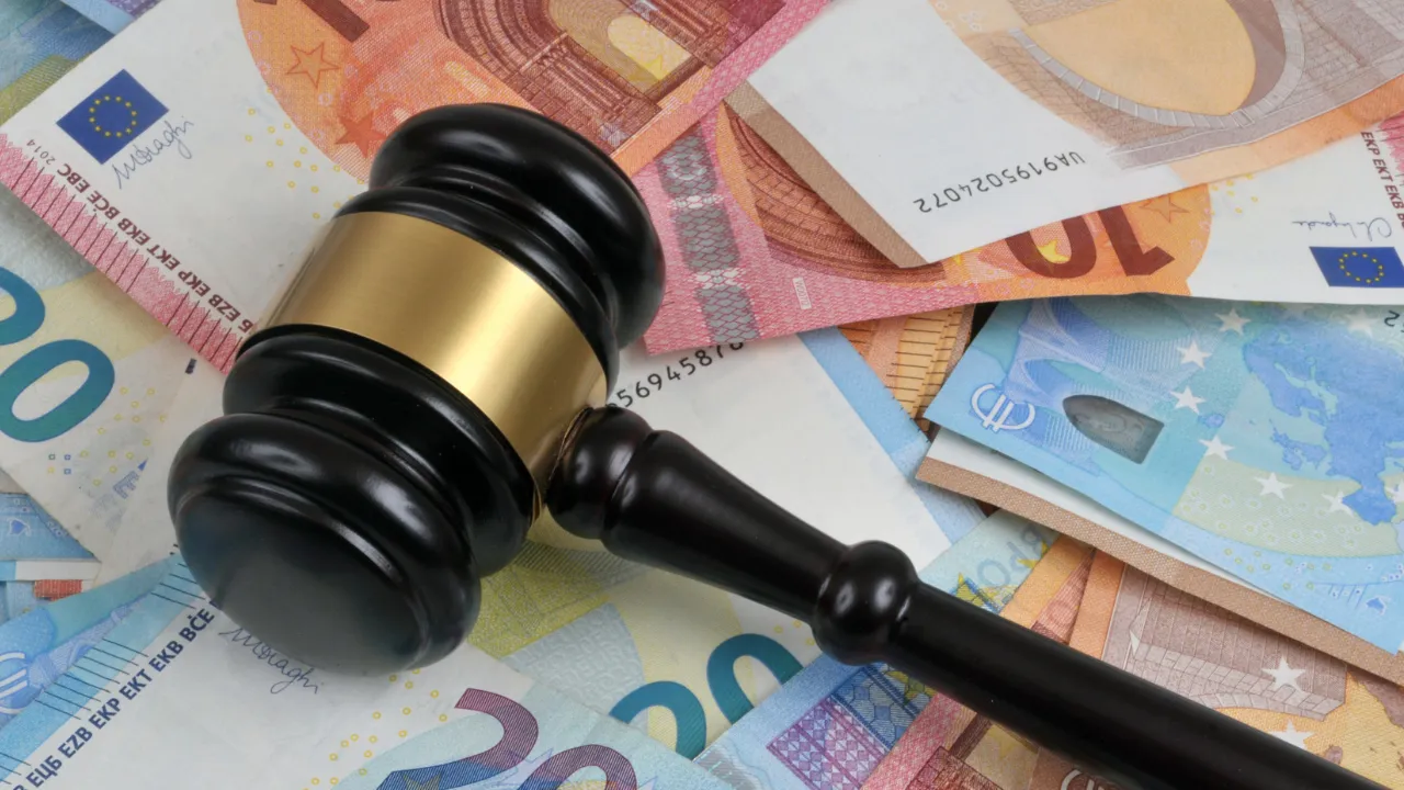 Martelletto del giudice e banconote in euro